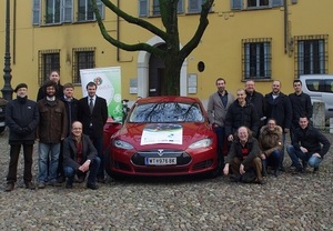 © Energieagentur der Regionen /Gruppenfoto mit Tesla in Mantua