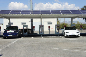 © oekonews/ Am derzeit südlichsten Tesla Supercharger in Europa, vorbildhaft überdacht