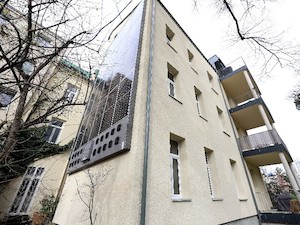 © Stadt Wien/Martin VOTAVA / Die PV-Fassade versorgt die Wärmepumpe mit der benötigten Energie