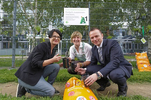 © A1 Umweltmanagement, Olga Malanik, Verein Initiative Arsenal und Gerd Steiner, Facility & Resource Management bei A1, eröffnen den Kräutergarten.