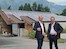 Land Tirol / LHStv Josef Geisler und Direktor Josef Norz freuen sich über die  PV-Anlagen der Schule