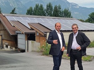© Land Tirol / LHStv Josef Geisler und Direktor Josef Norz freuen sich über die  PV-Anlagen der Schule