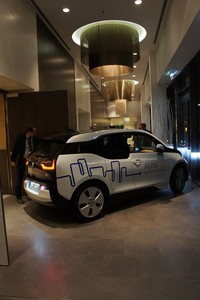 © oekonews- Ein BMWi3 fährt durch das Hotel- nur am Ende der Konferenz möglich ;-)