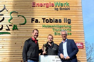 © Energieinstitut Vorarlberg / Die Preisträger des Energy Globe Awards 2016 , Bernhard und Tobias Ilg mit Josef Burtscher, Geschäftsführer Energieinstitut Vorarlberg