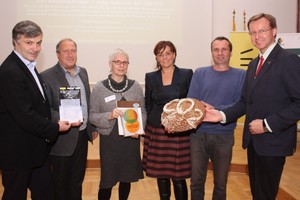 © Klimabündnis/ Karl Steininger, Landesrat Rolf Holub, Jill Jäger, Vizebgm Petra Oberrauner, Christian Salmhofer und Gottfried Kirchengast (v.l.).