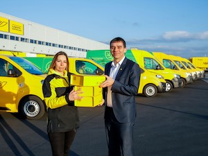 © Post AG /DI Peter Umundum, Vorstand f.Paket & Logistik, hat die erste Tranche der neuen E-Fahrzeuge im Logistikzentrum in Kalsdorf in Empfang genommen, Paketzustellerin Vivien Süle fährt nun elektrisch.