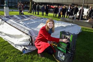 © University of Twente / Elena Findeisen beim Aufbau des innovativen Zeltes auf dem Enscheder Campus