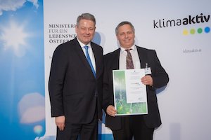 © Jana Madzigon/ Thomas Fuhrmann (SHEQ Manager, Henkel CEE; rechts) übernahm den klimaaktiv-Preis von Umweltminister Andrä Rupprechter.