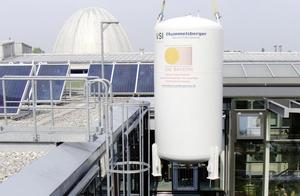 © ZAE Bayern/ Prototyp in Echtgröße: Der vakuumsuperisolierte Wärmespeicher hat ein Fassungsvermögen von 6,5 Kubikmetern