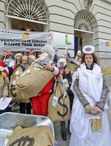 © Martin Juen- Christkindl und Weihnachtsmänner vor dem Ministerium