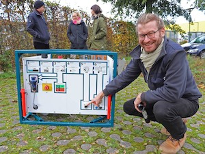 © Kerstin Heemann DBU /Leicht verständlich: Piktogramme bilden die Bedienschritte der an der Uni Leipzig entwickelten Trinkwasseraufbereitungsanlage ab. Projektleiter John-Henning Peper erläutert das Verfahren.
