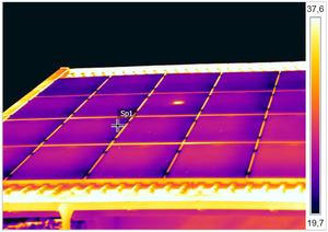 © MaxSolar GmbH - Photovoltaik-Modul mit einer defekten Solarzelle