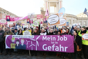 © Marcus Franken / Mitarbeiter und Mitarbeiterinnen aus der Windenergiebranche demonstrierten gegen den Gesetzesentwurf