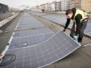 © Johannes Zinner / Montagearbeiten der Photovoltaik-Anlage auf dem Dach der U3-Station