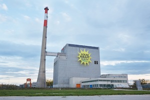 © Greenpeace / Astrid Schwab - Ein Zeichen für Solarenergie am AKW Zwentendorf