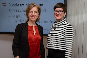 © Klimaschutzministerin Eleonore Gewessler und Henriette Spyra, fachliche Leiterin im Umweltbundesamt beim Hintergrundgespräch zur Treibhausgas-Bilanz 2018