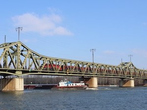 © HG/  Die Stadlauer Ostbahnbrücke, die älteste Donaubrücke Wiens, braucht mehr Gleise