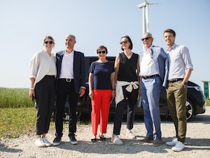 © oekostrom AG/APA.Fotoservice Rastegar / Einige oekostrom Teammitglieder mit BP Alexander Van der Bellen und dessen Frau Doris  Schmidauer