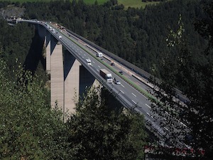 © Hans Braxmeier - pixabay.com / Verkehr auf der Europabrücke