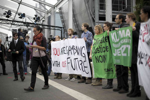 © Wahlmüller/Global 2000 -Young Friends of the Earth - die Jugendgruppe von Friends of  Earth bei Aktion im Konferenzzentrum: Don`t gamble with our climate!