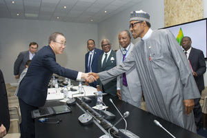 © UN Photo/Rick Bajornas - Generalsektretär  Ban Ki-Moon begrüßt die Vertreter der westafrikanischen Staaten in Paris