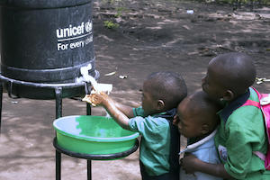©  UNICEF/UN0307484 / Die Kinder in Krisengebieten freuen sich über das aufbereitete Trinkwasser