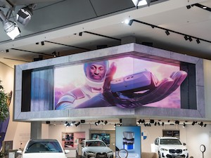© BMW Welt / Der riesige LED-Screen zeigt die Besucher und Besucherinnen als Teil eines Films