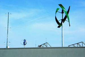 ©  HSZG - T. Pinkert /Vertikale Windräder und Windmesser auf einem Dach der Hochschule