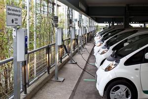 © Victor S. Brigola/Fraunhofer IAO / 30 Elektroautos können im Parkhaus am Fraunhofer Institutszentrum in Stuttgart zeitgleich Strom zapfen.