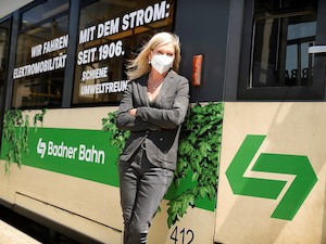 © Wiener Lokalbahnen/ Geschäftsführerin Monika Unterholzner. freut sich über das Klimaschutzdesign, das zum Umstieg auf Öffis motiveren soll