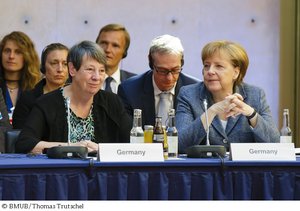 © BMUB/Thomas Trutschel - Umweltministerin Hendricks mit Bundeskanzlerin Merkel
