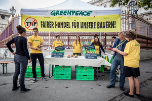 © Greenpeace- Ein visonärer Obststand als Warnung
