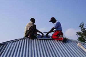 © Alexandra Hiscox Swiss TPH /Solar-Moskitofalle: Montage der Solarpanel an einem Hausdach auf der Insel Rusinga in Kenya