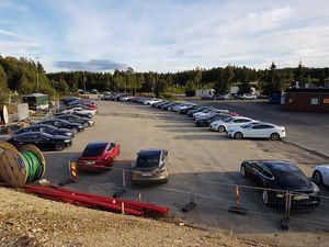 © Tesla Owners Club Norway/ Nicht alle hatten Platz bei der Schnellladestation: Teslas überall, auch soweit man auf dem Parkplatz in der Nähe sehen konnte