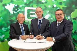© Energie Stmk/Vertragsunterzeichnung in Graz - 90 Millionen „Grüne Finanzierung“ für Energie und Nachhaltigkeit: EIB-Vizepräsident Andrew McDowell mit den Vorständen der Energie Steiermark Christian Purrer (li) und Martin Graf (re.)