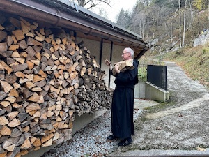 ©   St. Georgenberg / Gottfried Meier, Hausoberer des Benediktinerstiftes St. Georgenberg, holt Holz zum Heizen des Stiftes.