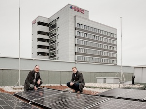© Land OÖ /Klimalandesrat Stefan Kaineder mit dem Geschäftsführer des BFI Oberösterreich Dr. Christian Jungwirth vor dem neuen Sonnenkraftwerk am Dach des Linzer BFI.
