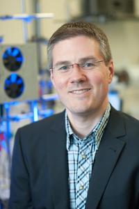 ©  Eberhardt/Uni Ulm -Prof. Carsten Streb hat mit Forscherkollegen ein Verfahren zur Verbesserung von Lithium-Ionen-Batterien entwickelt