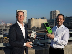 © Nexxitot/ Nexxiot-CEO Stefan Kalmund (links) und Nexxiot-Gründer Daniel MacGregor (rechts) mit dem Globehopper-Gateway-Gerät