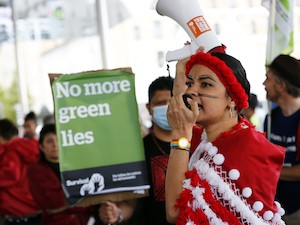 © Survival International / Aktivist*innen verschiedener Organisationen protestierten zum Beginn des Weltnaturschutzkongresses für Klimagerechtigkeit und gegen den kolonialen Naturschutz.