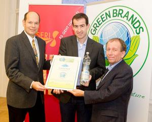 © green brands -v.li.: Norbert Lux, COO GREEN BRANDS; Rainer Widmar, GF Gasteiner Mineralwasser GmbH u. Dr. Friedrich Hinterberger, Juryvorsitzender u. Präs.SERI
