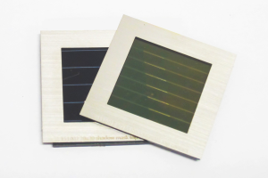 ©  imec/ZSW/KIT - Prototypen der Tandem-Solarmodule, bestehend aus einem semitransparenten Perowskit-Solarmodul (rechts/vorne) und einem CIGS-Solarmodul (links/hinten)