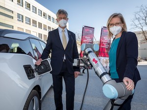 © Lunghammer TU Graz / TU Graz-Rektor Harald Kainz und Klimaschutzministerin Leonore Gewessler testen einen an der TU Graz entwickelten Prototypen eines automatischen E-Laderoboters.