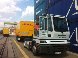 © TH Wildau- Der Elektro-LKW von BEHALA transportiert Container