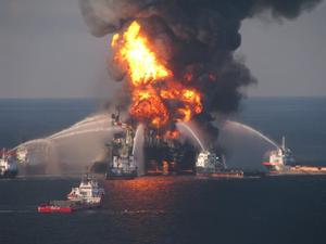 ©  U.S. Coast Guard /Die Ölbohrinsel "Deepwater Horizon" war nach einer Explosion im April 2010 gesunken. Das Unglück führte zu einer verheerenden Ölpest im Golf von Mexiko.