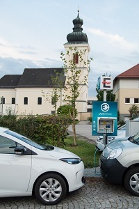 © Rainer/ Die E-Fahrzeuge werden in der Gemeinde geladen