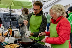 © Stefanie Lässer / Katharina Wiesflecker und Daniel Zadra kochen am Markt in Bregenz.