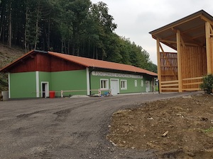 © Bioenergie NÖ/ Im Umfeld von Mehrzweckhalle und   Feuerwehrhaus   wurde   die   dritte   Bioenergie   NÖ   Nahwärmeanlage  in Stössing errichtet.