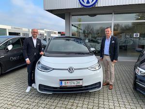 © Stadt Bregenz / Bürgermeister Michael Ritsch und Strolz-Geschäftsführer Jörg Peham mit dem neuen Elektroauto.