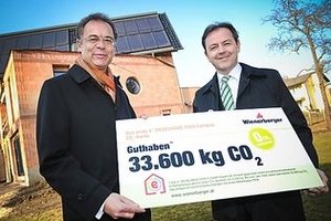© Andi Bruckner- Umweltminister Niki Berlakovich (rechts) nahm die tonnenschwere Öko-Ersparnis symbolisch aus den Händen von Heimo Scheuch (links), CEO der Wienerberger AG, entgegen.